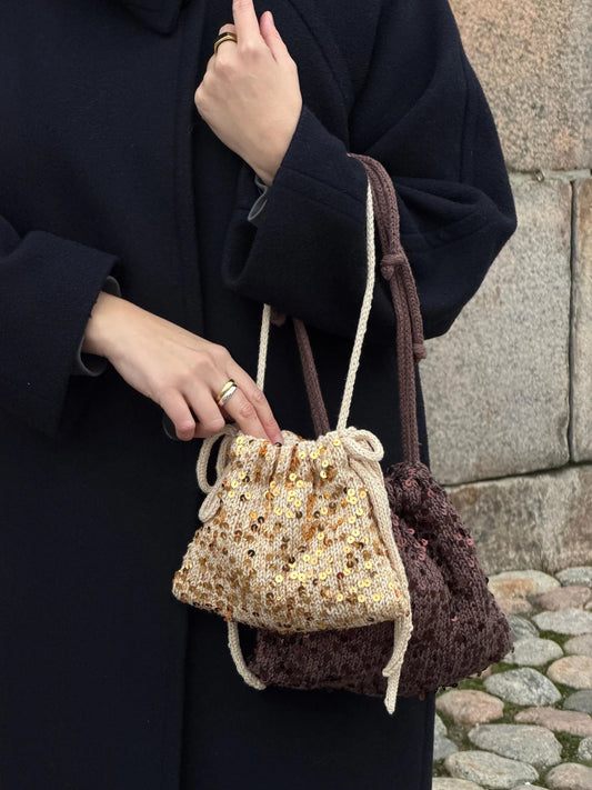 Strickpaket Frida Mini Bag aus Sequins von Sysleriget & passendem Garn (EN)