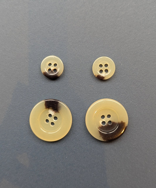 Knopf in Hornoptik mit 4 Löchern, aus Galalith ⌀ 12 mm, 23 mm, 28 mm