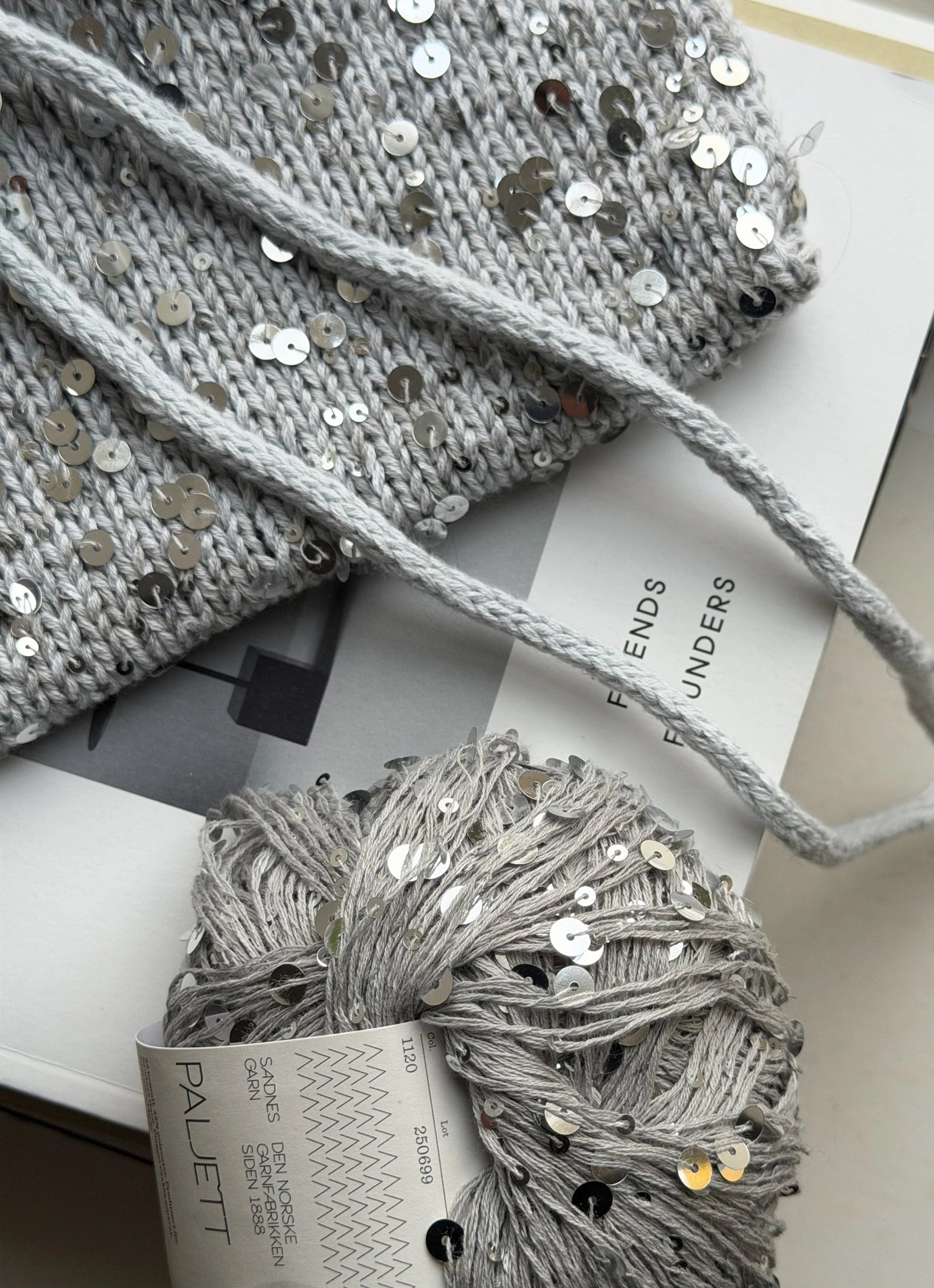 Strickpaket Frida Mini Bag aus Sequins von Sysleriget & passendem Garn (EN)