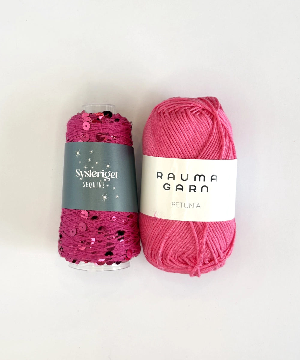 Strickpaket Frida Mini Bag aus Sequins von Sysleriget & passendem Garn (EN)