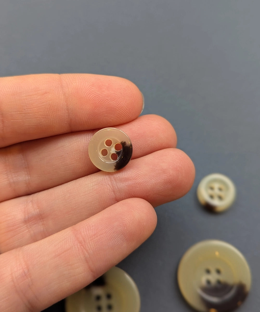 Knopf in Hornoptik mit 4 Löchern, aus Galalith ⌀ 12 mm, 23 mm, 28 mm