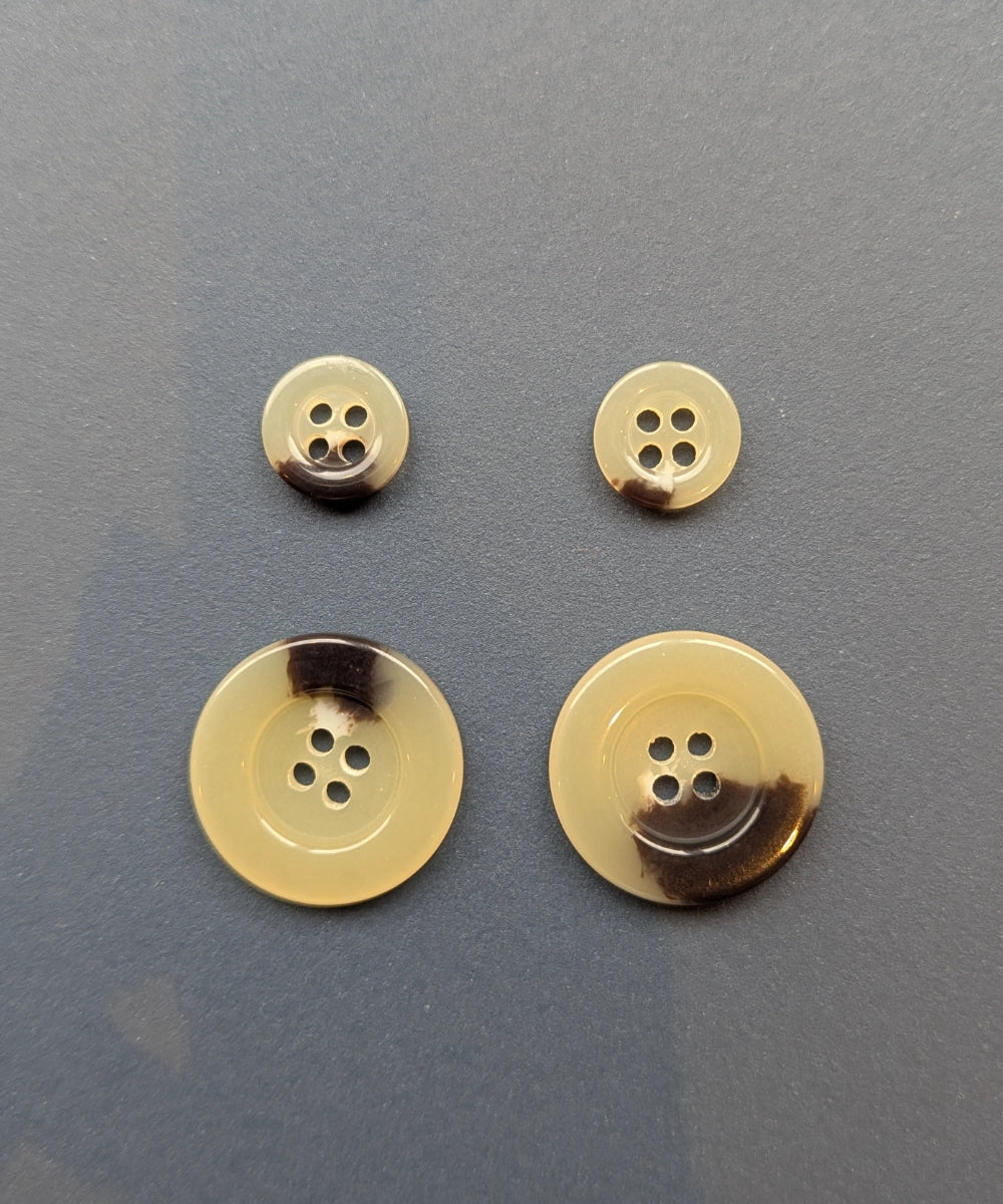 Knopf in Hornoptik mit 4 Löchern, aus Galalith ⌀ 12 mm, 23 mm, 28 mm